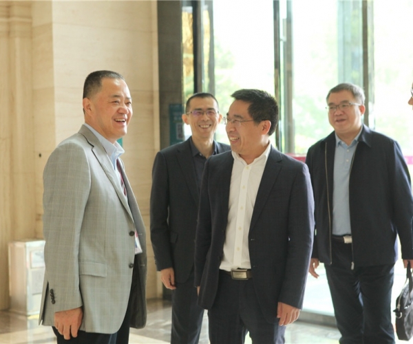 商务部国度茧丝绸协调办公室副司长陈平，西宁市委常委、副市长杜际鹏莅临调研领导