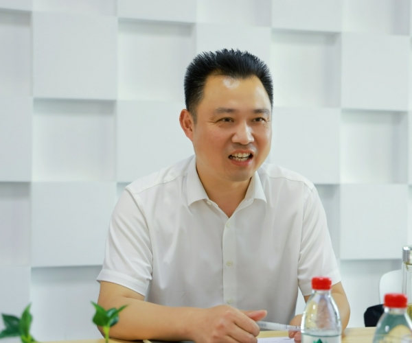 黄冈国度高新区管委会俞春明主任调研4118云顶集团丝绸，为发展鼓劲?